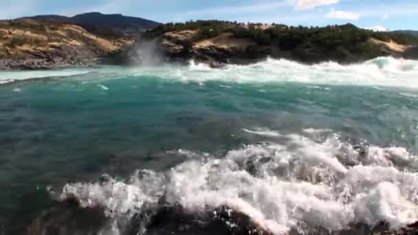 Forsar av mountain river Visa power vatten i Patagonien Argentina. — Stockvideo