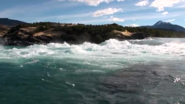 Rápidos del río de la montaña muestran agua de alimentación en la Patagonia Argentina. — Vídeos de Stock