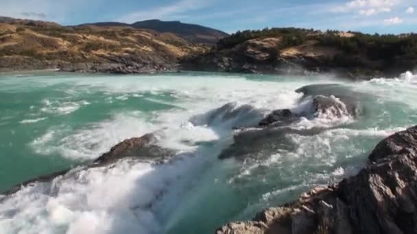 Forsar av mountain river Visa power vatten i Patagonien Argentina. — Stockvideo