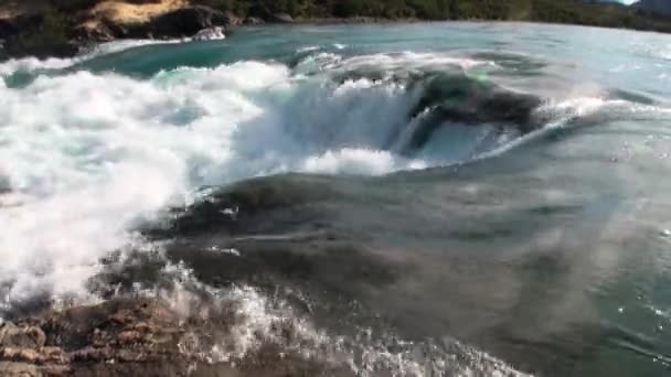 Пороги горной реки показывают энергетическую воду в Патагонии Аргентина . — стоковое видео