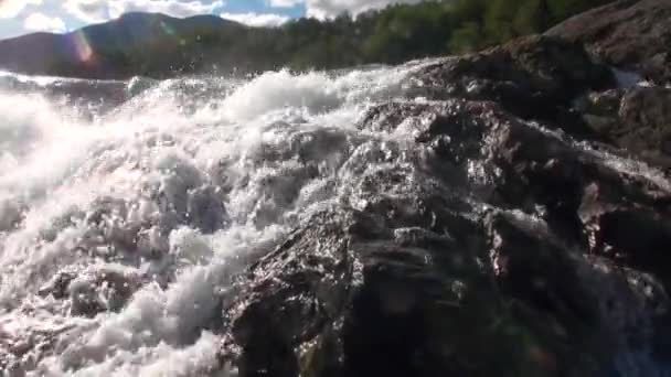 山区河流急流显示功率水在阿根廷巴塔哥尼亚. — 图库视频影像