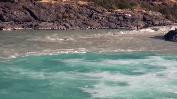 Encuentro de aguas sucias y limpias del río de montaña en Patagonia Argentina . — Vídeo de stock