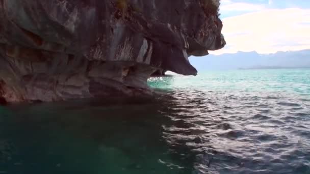 Grot van General Carrera in berg in Patagonië Argentinië Lago Buenos Aires. — Stockvideo