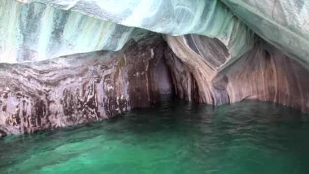 Eau claire et propre dans la grotte General Carrera en montagne en Patagonie Argentine . — Video