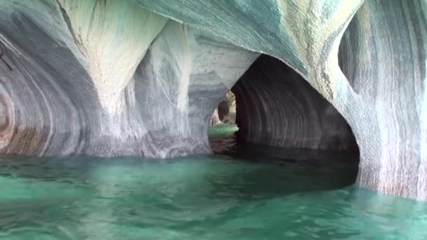 Cliff genel Carrera dağ Patagonya Arjantin Lago Buenos Aires içinde mağara. — Stok video