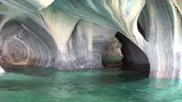 Eau claire et propre dans la grotte General Carrera en montagne en Patagonie Argentine . — Video