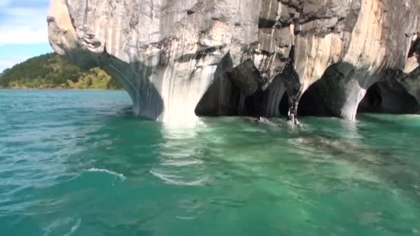 Cave General Carrera i berg i Patagonien Argentina Lago Buenos Aires. — Stockvideo