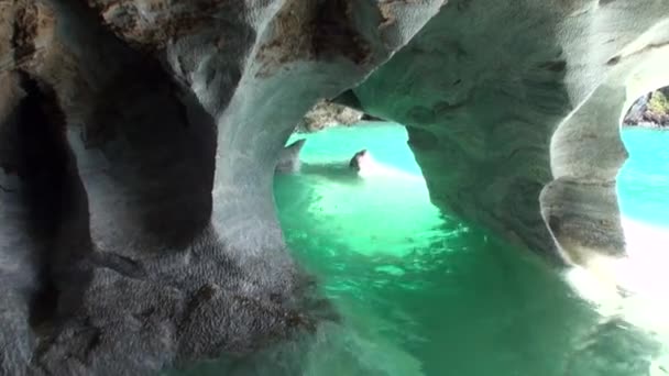 Rent klart vatten i Cave allmänna Carrera i berg i Patagonien Argentina. — Stockvideo