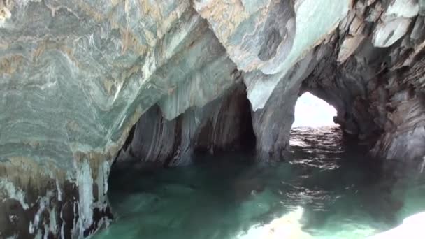 Cave cliff General Carrera w góry w Patagonii Argentyna Lago Buenos Aires. — Wideo stockowe