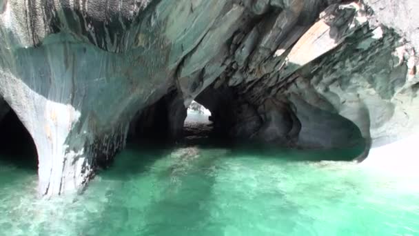 Cliff genel Carrera dağ Patagonya Arjantin Lago Buenos Aires içinde mağara. — Stok video