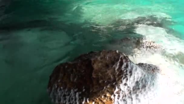 Sauberes klares Wasser in der Höhle General Carrera in den Bergen in Patagonien Argentinien. — Stockvideo