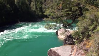 Yeşil dağların nehirde göstermek güç su Patagonya Arjantin.