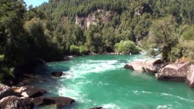 Yeşil dağların nehirde göstermek güç su Patagonya Arjantin.