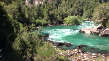 Yeşil dağların nehirde göstermek güç su Patagonya Arjantin.