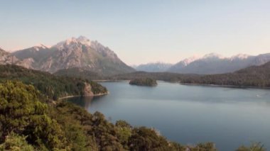 Dağ gölü Haritayı sessiz ve sakin su Patagonya Arjantin.