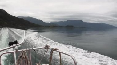 Yeşil dağ nehir tekne Patagonya Arjantin görünümünden kıyısında.