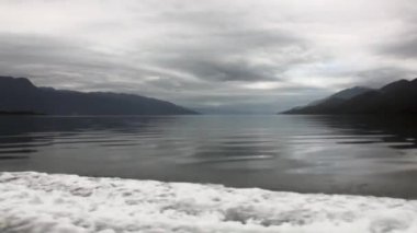 Yeşil dağ nehir tekne Patagonya Arjantin görünümünden kıyısında.