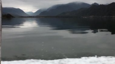 Yeşil dağ nehir tekne Patagonya Arjantin görünümünden kıyısında.