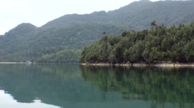 Yeşil dağ nehir tekne Patagonya Arjantin görünümünden kıyısında.