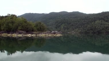 Yeşil dağ nehir tekne Patagonya Arjantin görünümünden kıyısında.