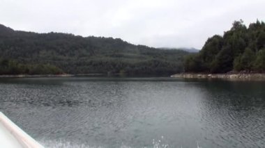 Yeşil dağ nehir tekne Patagonya Arjantin görünümünden kıyısında.