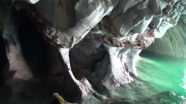 洞窟の崖山パタゴニア アルゼンチン ラゴ ブエノスアイレスでの一般的なカレラ. — ストック動画