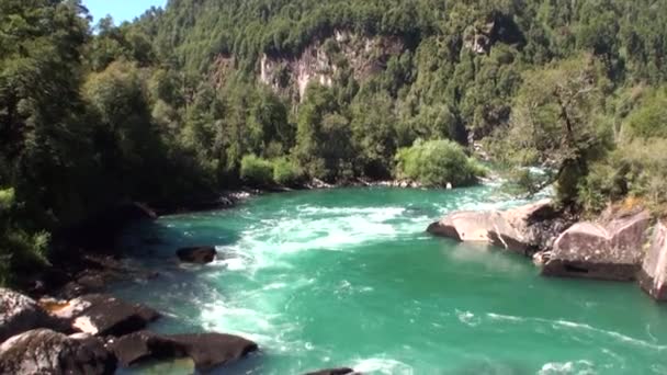 Flod i gröna bergen Visa power vatten i Patagonien Argentina. — Stockvideo