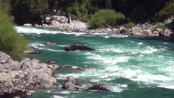 Fluss in grünen Bergen zeigt Wasserkraft in Patagonien Argentinien. — Stockvideo