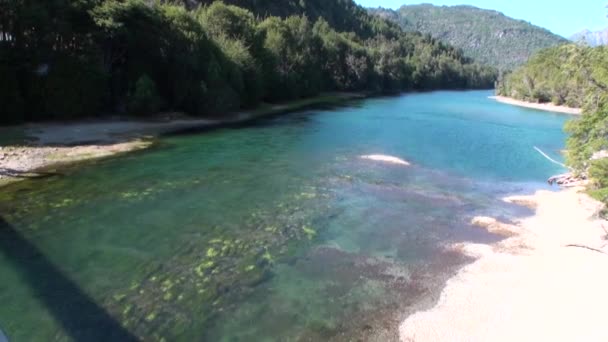 Lugn lugn mountain river show i Patagonien Argentina. — Stockvideo