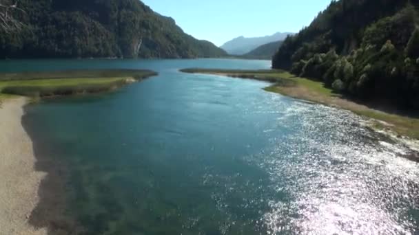Cichej spokojnej górskiej rzeki Pokaż w Patagonii Argentyna. — Wideo stockowe