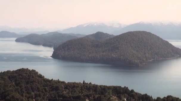 山の湖は、アルゼンチン パタゴニアの静かで穏やかな水を表示します。. — ストック動画