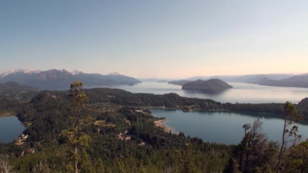 Lago de montaña muestran aguas tranquilas y tranquilas en Patagonia Argentina . — Vídeos de Stock