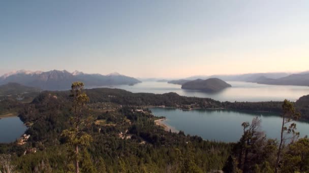 Hegyi tó Térkép csendes, nyugodt víz Patagónia Argentína. — Stock videók