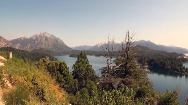 Гірські озера шоу тихі і спокійні води в Патагонії, Аргентина. — стокове відео
