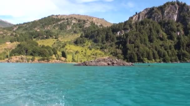 Costa de verde montaña vista río desde barco en Patagonia Argentina . — Vídeos de Stock