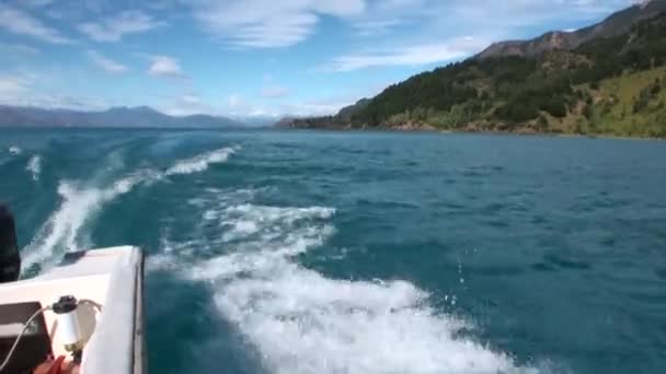 Costa de verde montaña vista río desde barco en Patagonia Argentina . — Vídeos de Stock