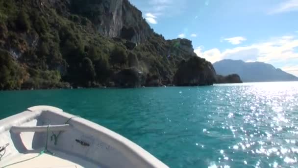 Kusten av grönt berg flodutsikt från båt i Patagonien Argentina. — Stockvideo