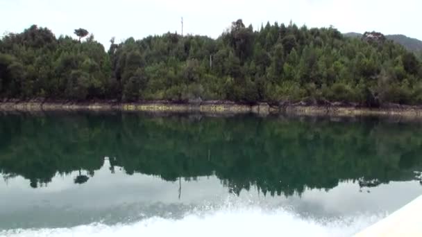 Yeşil dağ nehir tekne Patagonya Arjantin görünümünden kıyısında. — Stok video