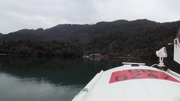 Costa de verde montaña vista río desde barco en Patagonia Argentina . — Vídeos de Stock