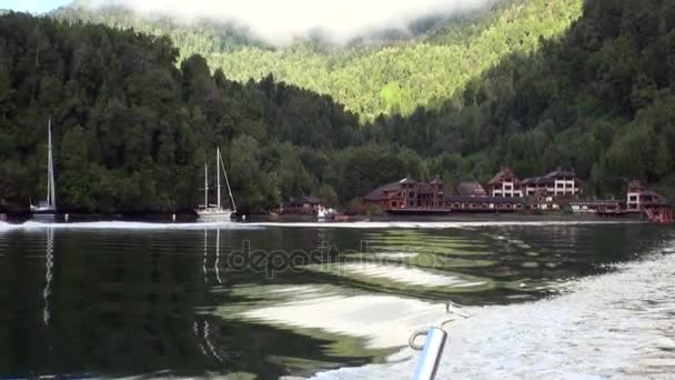 Ház a hegyek-tó és a hajó nézet, Patagónia Argentína. — Stock videók