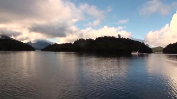 Ακτή του καταπράσινου βουνού και θέα στο ποτάμι από βάρκα στην Παταγονία Αργεντινή. — Αρχείο Βίντεο