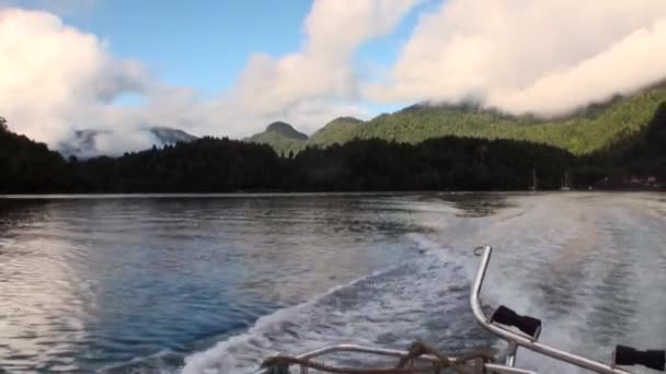 Yeşil dağ nehir tekne Patagonya Arjantin görünümünden kıyısında. — Stok video