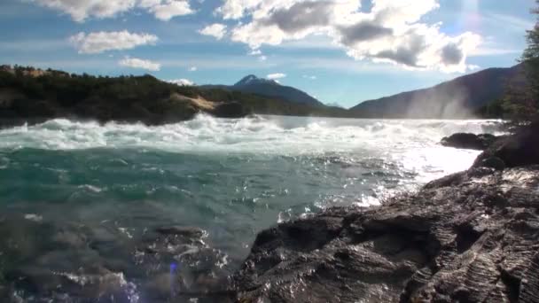 Rápidos del río de la montaña muestran agua de alimentación en la Patagonia Argentina. — Vídeo de stock