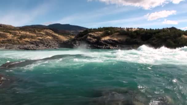 Порогах гірської річки Показати силу води в Патагонії, Аргентина. — стокове відео