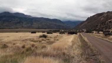 Dağlar ve sahil hattı okyanus Arjantin.