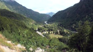 Dağlar ve sahil hattı okyanus Arjantin.