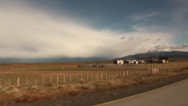 Weg naar bergen en kust lijn Oceaan in Argentinië. — Stockvideo