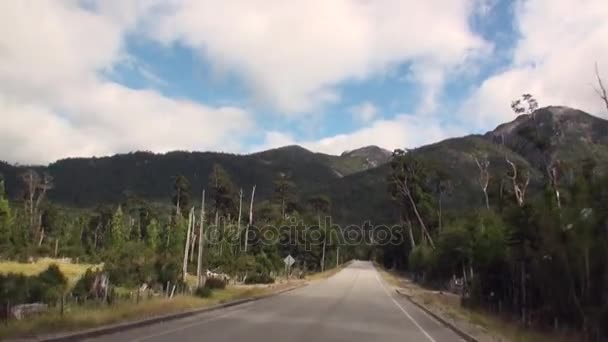 Vägen till bergen och kusten linjen havet i Argentina. — Stockvideo