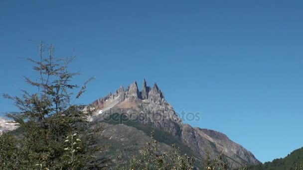 Montanhas verdes no fundo do céu azul claro na Argentina . — Vídeo de Stock