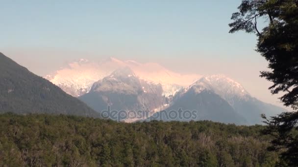 Snöigt och gröna bergen i solljus i Argentina. — Stockvideo